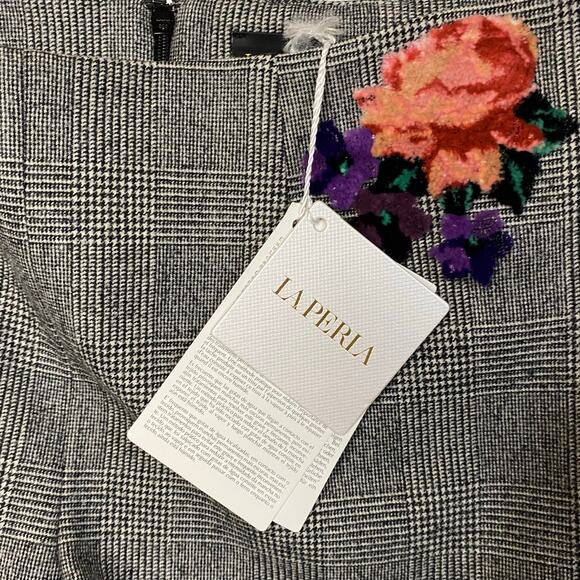La Perla Gray Wool Blend Textured Floral Applique Shorts Size 2 NWT - Picture 7 of 12